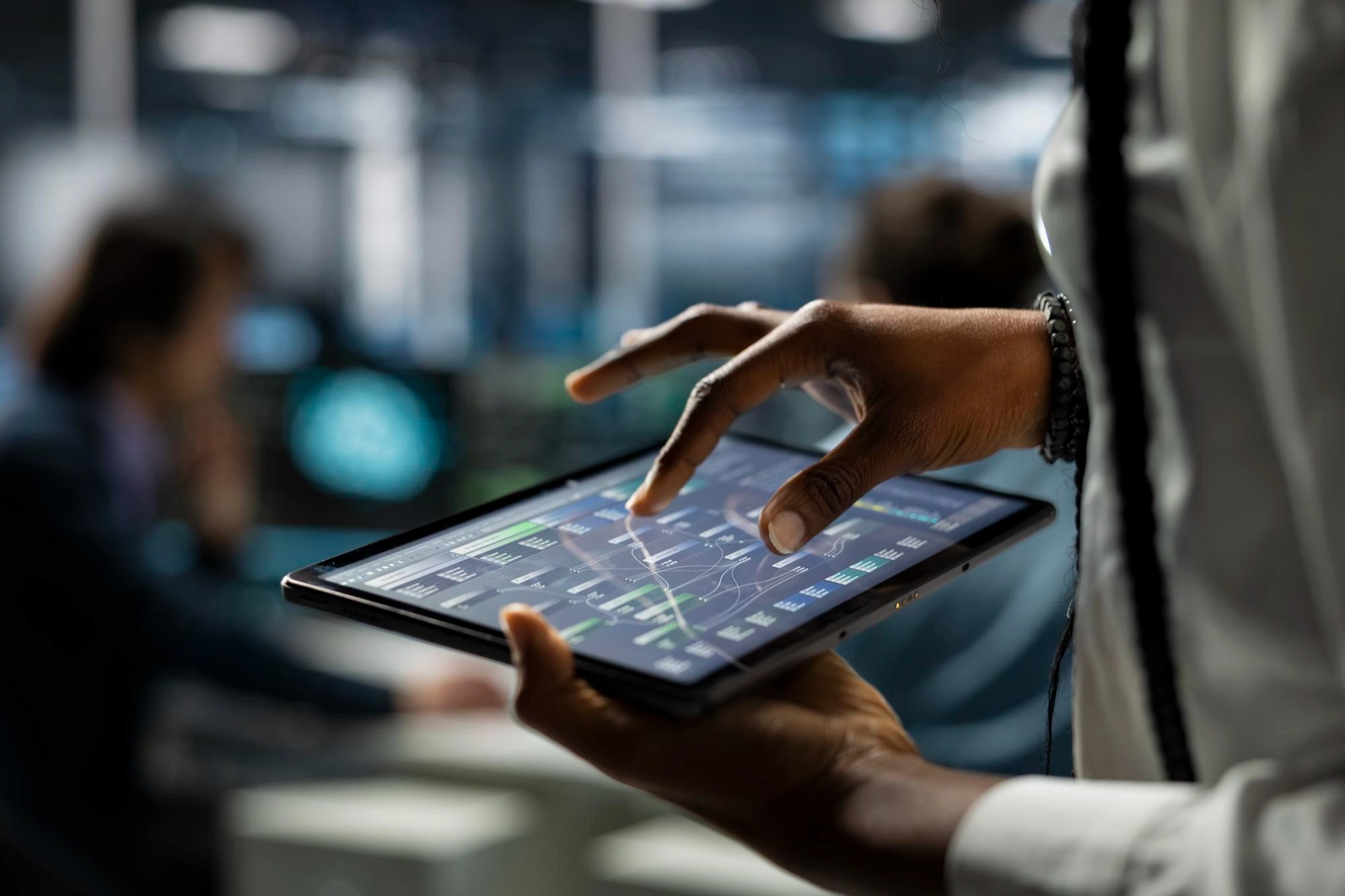 태블릿을 사용해 데이터와 시스템을 확인하는 모습 – ERP 및 API 시스템 연동